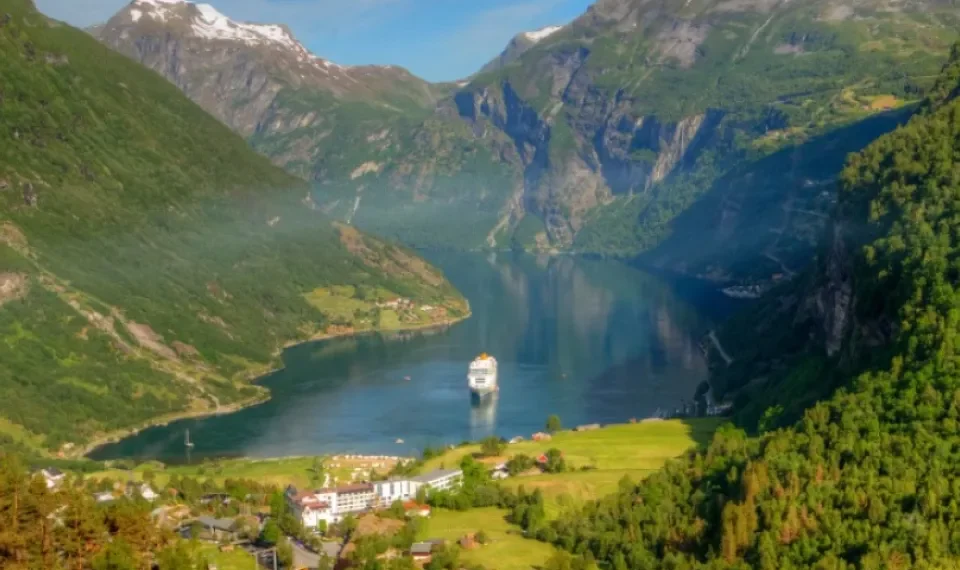 Los 7 viajes que debe hacer aunque sea una vez en la vida, según la IA