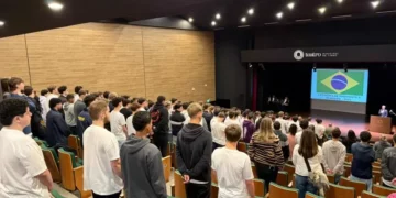Alistados de Timbó participam de cerimônia cívica em homenagem à bandeira