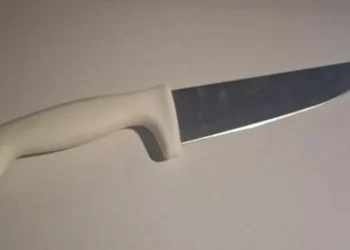Blumenau: Homem é detido por ameaçar namorada com faca