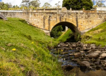 Bellísimo: el mágico lugar de Colombia donde puede caminar sobre un puente de agua