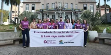 Blumenau: Procuradoria da Mulher celebra quatro anos com ação de conscientização no centro