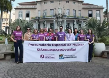Blumenau: Procuradoria da Mulher celebra quatro anos com ação de conscientização no centro