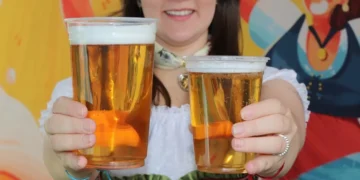 Mudou o Copo! Oktoberfest Blumenau surpreende com novo tamanho para o chope