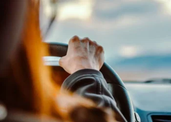¿Conduce de esta forma? La infracción que puede costarle más de $600.000 en Colombia