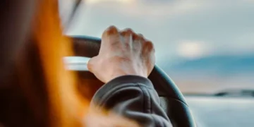 ¿Conduce de esta forma? La infracción que puede costarle más de $600.000 en Colombia