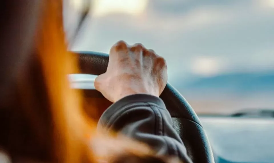 ¿Conduce de esta forma? La infracción que puede costarle más de $600.000 en Colombia