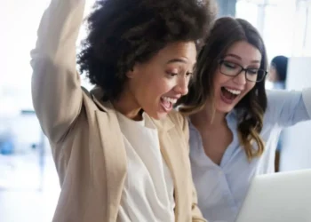 No es negro y tampoco blanco: el color que utilizan las personas que son más felices
