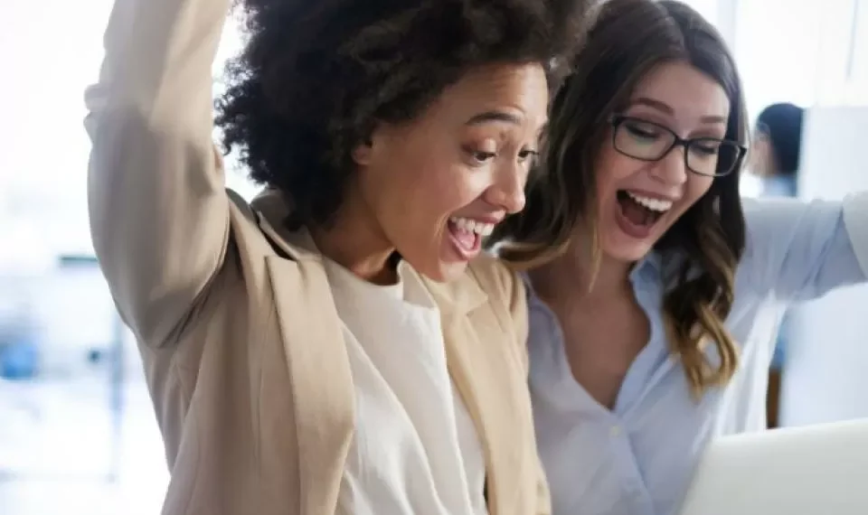 No es negro y tampoco blanco: el color que utilizan las personas que son más felices