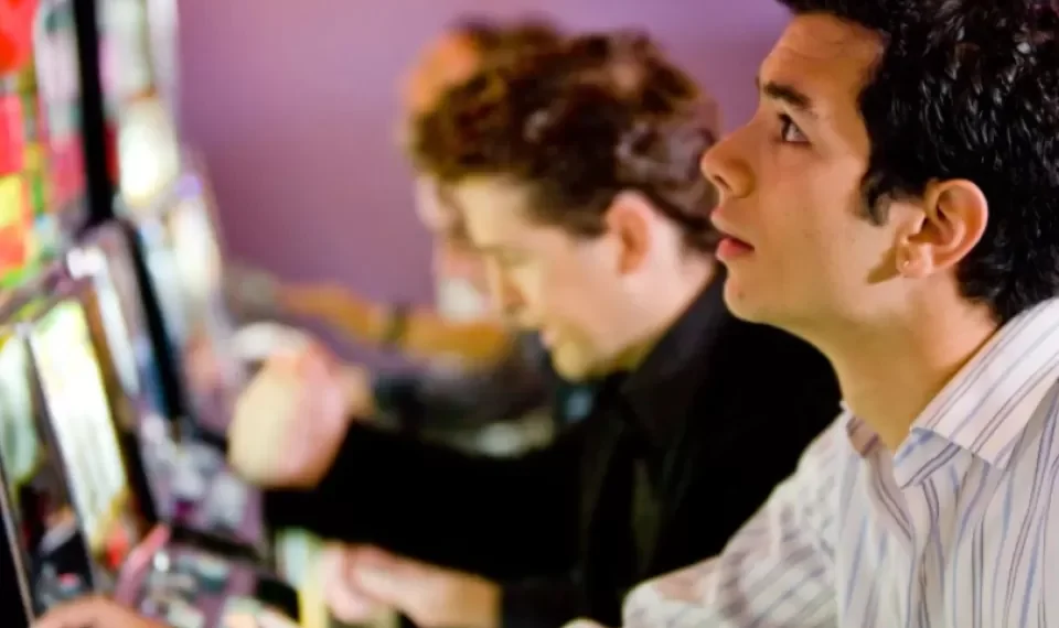 Los 7 trucos perfectos para ganar dinero en las máquinas tragamonedas, según la IA