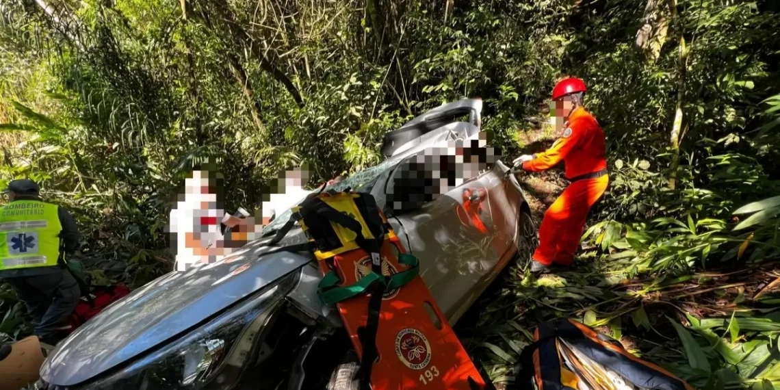Carro despenca 20 metros em ribanceira em SC; mãe sofre fratura exposta e filha fica presa às ferragens