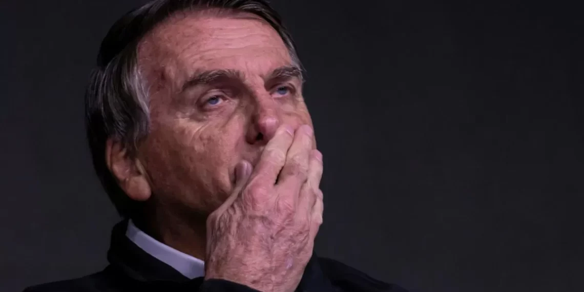 Bolsonaro é indiciado por compartilhar mais de 300 vídeos no WhatsApp mesmo proibido