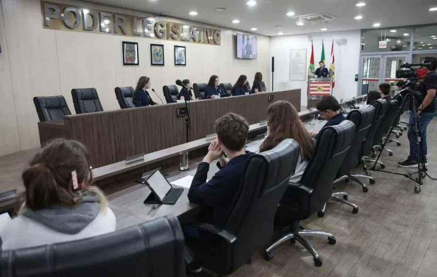Câmara Mirim de Blumenau discute violência, desigualdade e melhorias nas escolas