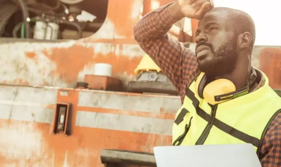 Trabajar bajo calor extremo: lo que todos deben saber según OMS y OMM