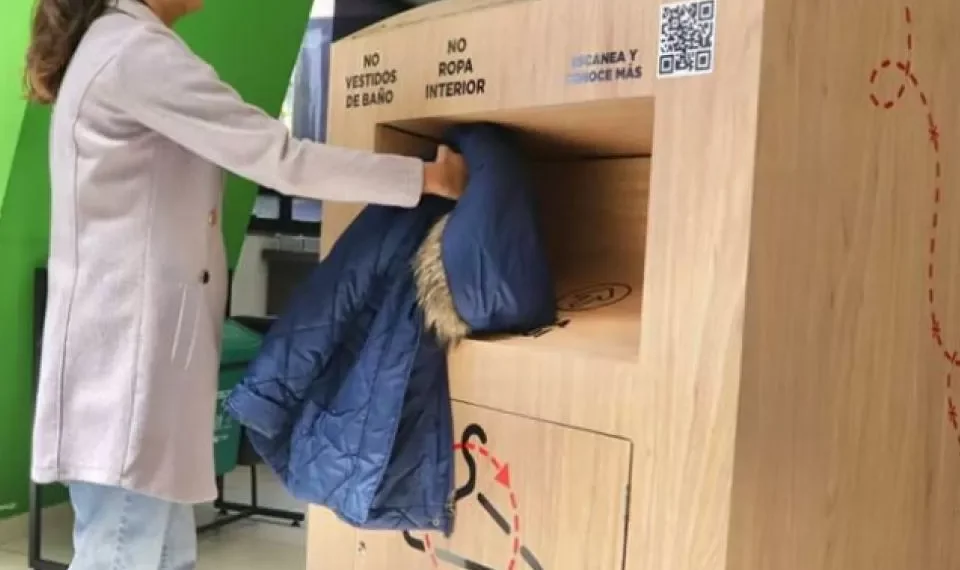 ¿Qué es la moda circular? Bogotá lanza red de 17 contenedores para ropa usada
