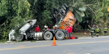 Caminhoneiro morre após carreta sair da pista entre Jaraguá do Sul e Pomerode