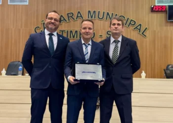 Fabiano Busnardo, da Unifique, recebe o título de Cidadão Honorário de Timbó