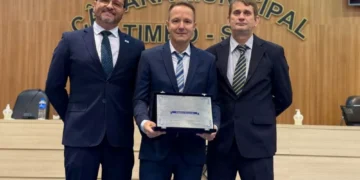 Fabiano Busnardo, da Unifique, recebe o título de Cidadão Honorário de Timbó