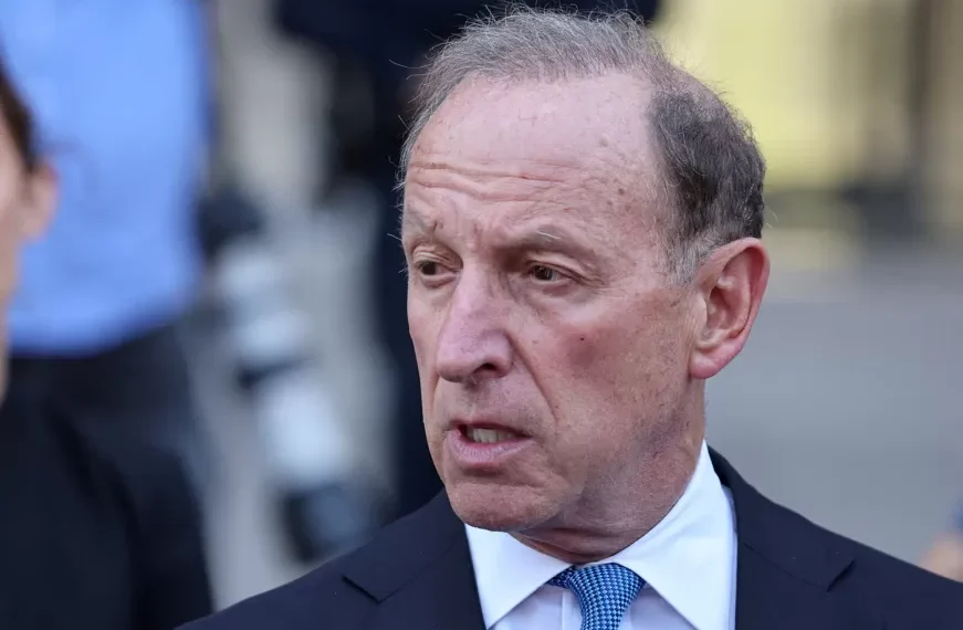 Quem é o proeminente advogado a quem Lisa Cook recorreu para enfrentar Donald Trump