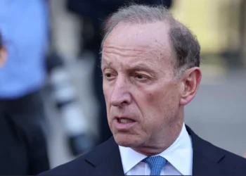 Quem é o proeminente advogado a quem Lisa Cook recorreu para enfrentar Donald Trump