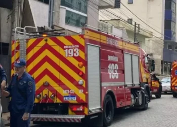 Menino de 8 anos fica ferido após ser atropelado por caminhão em SC