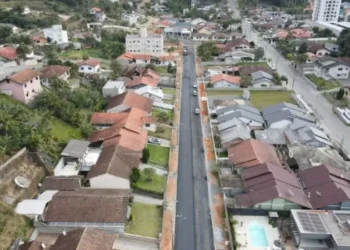 Rua Santa Catarina começa a ser pavimentada em Timbó