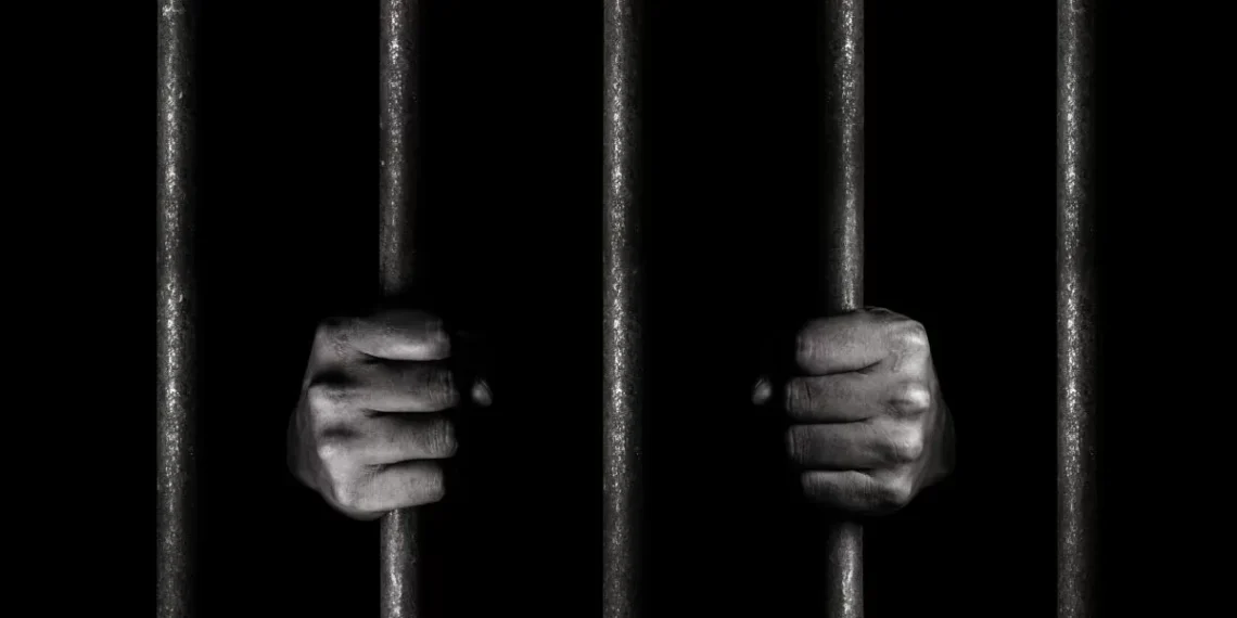 Homem é condenado a 18 anos de prisão por matar ladrão com barra de ferro após furto de bicicleta em SC