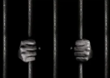 Homem é condenado a 18 anos de prisão por matar ladrão com barra de ferro após furto de bicicleta em SC