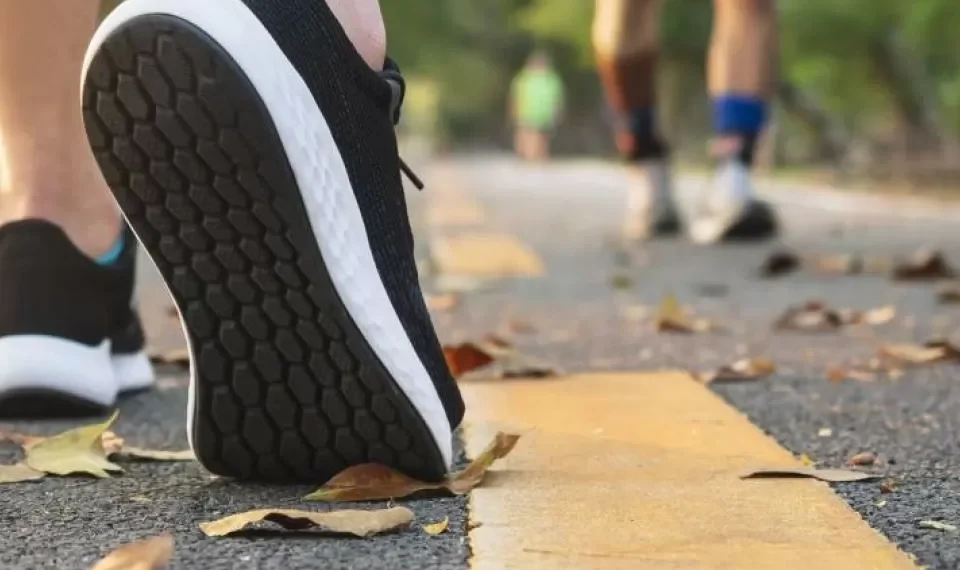 El método japonés que lo pone en forma y solo requiere caminar: ¿cómo funciona?