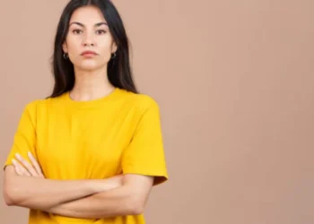 ¿Qué dice de usted que cruce los brazos? La psicología tiene más de una respuesta
