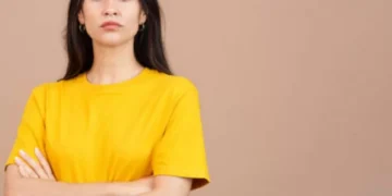 ¿Qué dice de usted que cruce los brazos? La psicología tiene más de una respuesta