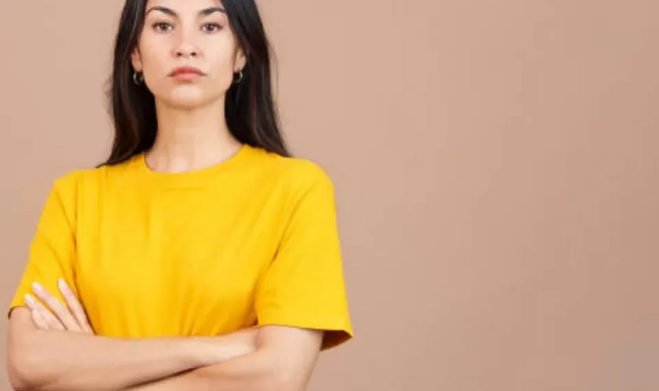 ¿Qué dice de usted que cruce los brazos? La psicología tiene más de una respuesta