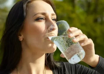 ¿Qué tomar después del ejercicio: agua o bebidas con electrolitos?