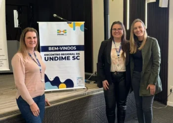Timbó marca presença em encontro regional de educação