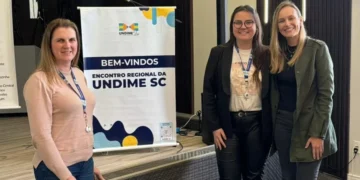 Timbó marca presença em encontro regional de educação
