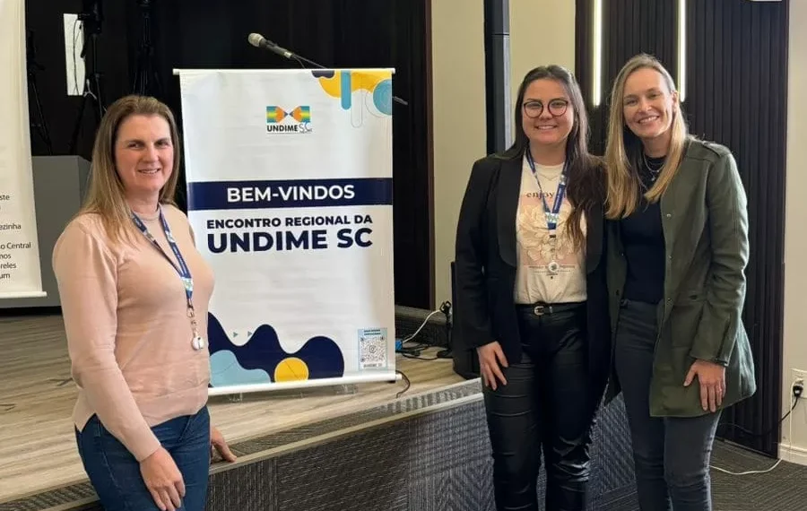 Timbó marca presença em encontro regional de educação