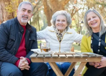 ¿Tiene 60 años? Los hábitos que debería dejar de hacer para ser más feliz, según la IA