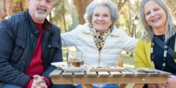 ¿Tiene 60 años? Los hábitos que debería dejar de hacer para ser más feliz, según la IA
