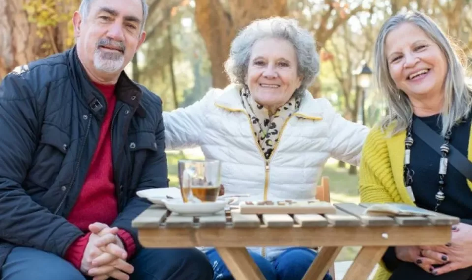 ¿Tiene 60 años? Los hábitos que debería dejar de hacer para ser más feliz, según la IA