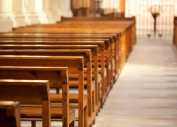 Mulher paga R$ 40 mil à Diocese de SC após perseguir padre