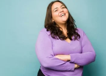 Esta es la edad en que la felicidad ‘se hunde y luego se recupera’, según los expertos