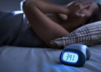 El significado de despertarse a las 3 de la mañana y no poder dormir, según la ciencia