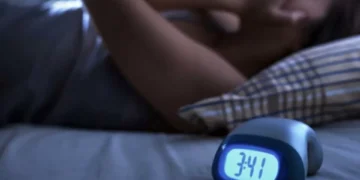 El significado de despertarse a las 3 de la mañana y no poder dormir, según la ciencia