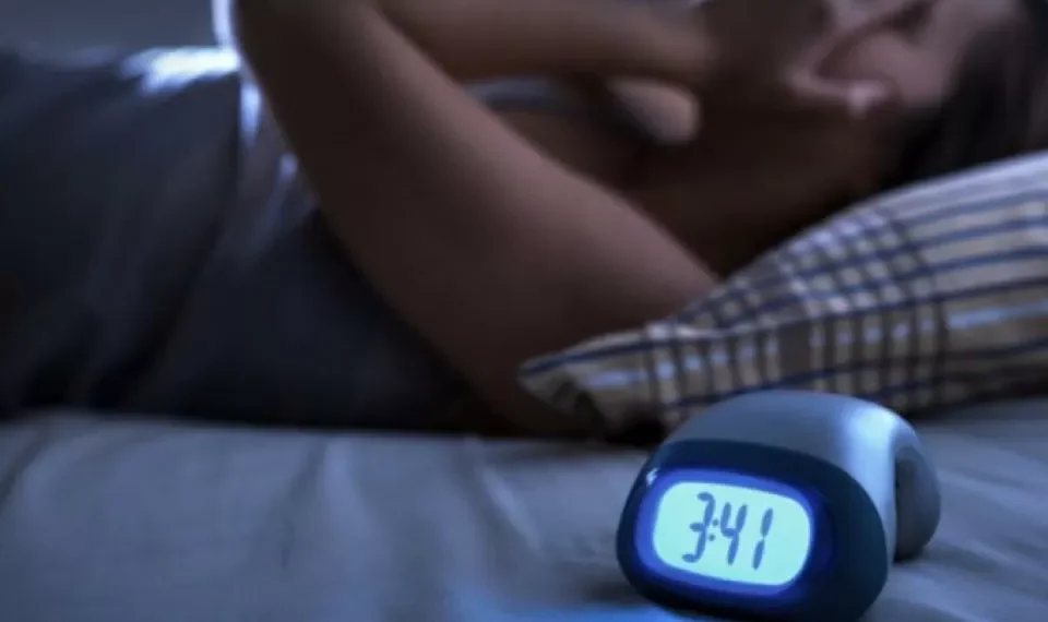 El significado de despertarse a las 3 de la mañana y no poder dormir, según la ciencia