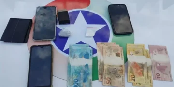 Homem é preso em Timbó com drogas, dinheiro e celulares