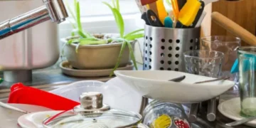 Qué significa dejar muchos platos sucios en el lavaplatos, según la psicología