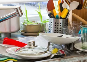 Qué significa dejar muchos platos sucios en el lavaplatos, según la psicología