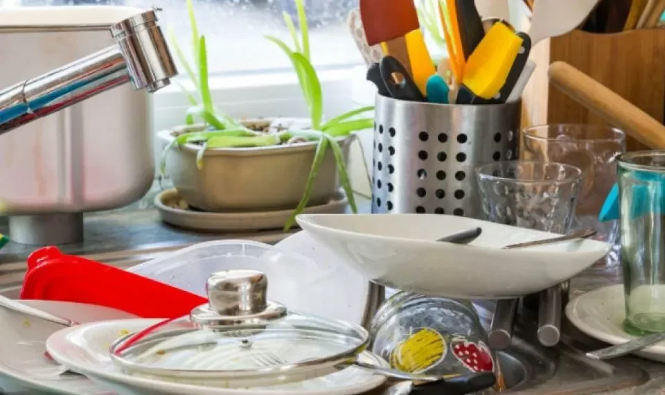 Qué significa dejar muchos platos sucios en el lavaplatos, según la psicología