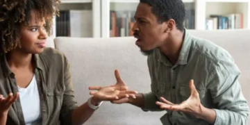 Esto dice la psicología de quienes no hablan para tratar de evitar conflictos