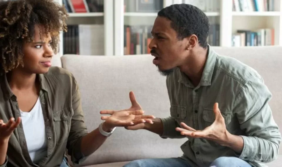 Esto dice la psicología de quienes no hablan para tratar de evitar conflictos