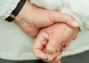 Expertos en psicología explican por qué una persona camina con las manos en la espalda